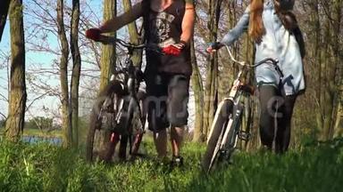 慢镜头拍摄一对行走的自行车